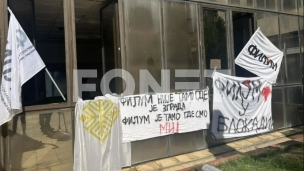 Skup podrške ispred Rektorata